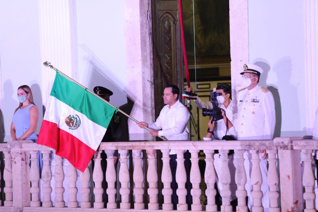 Reconocen al personal de salud en la ceremonia del Grito de Independencia en Yucatán