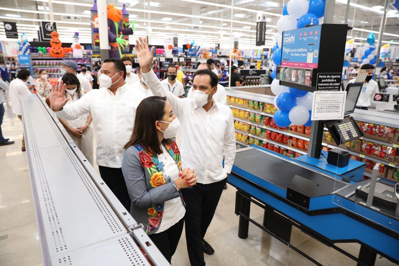 «Ojalá mi esposa tarde en venir al súper»: Mauricio Vila en la inauguración de Walmart