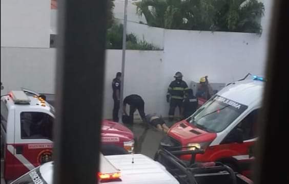 Muere mujer electrocutada en Las Américas por causa de un poste en un charco por el huracán «Delta»; todo sigue inundado