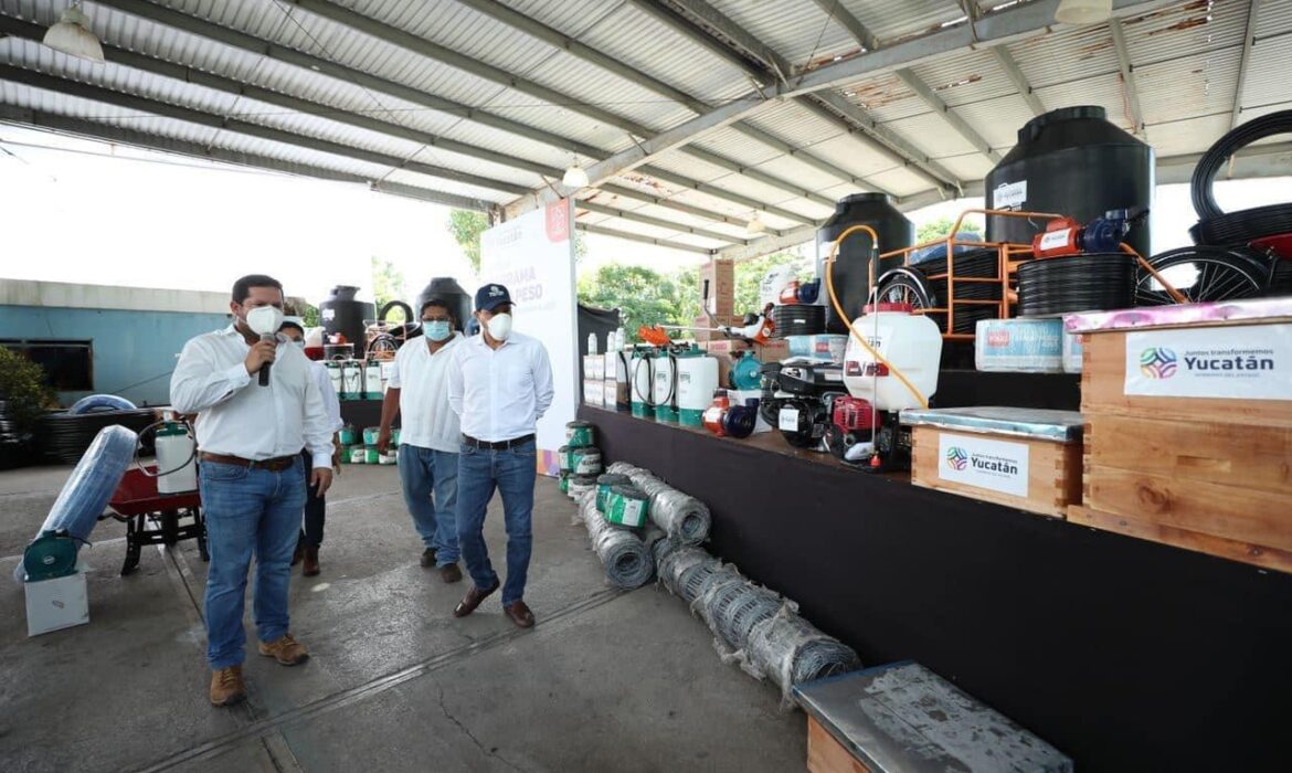 «Son tiempos difíciles para el campo», le dice un apicultor a Vila Dosal en gira del Gobernador por Yobaín