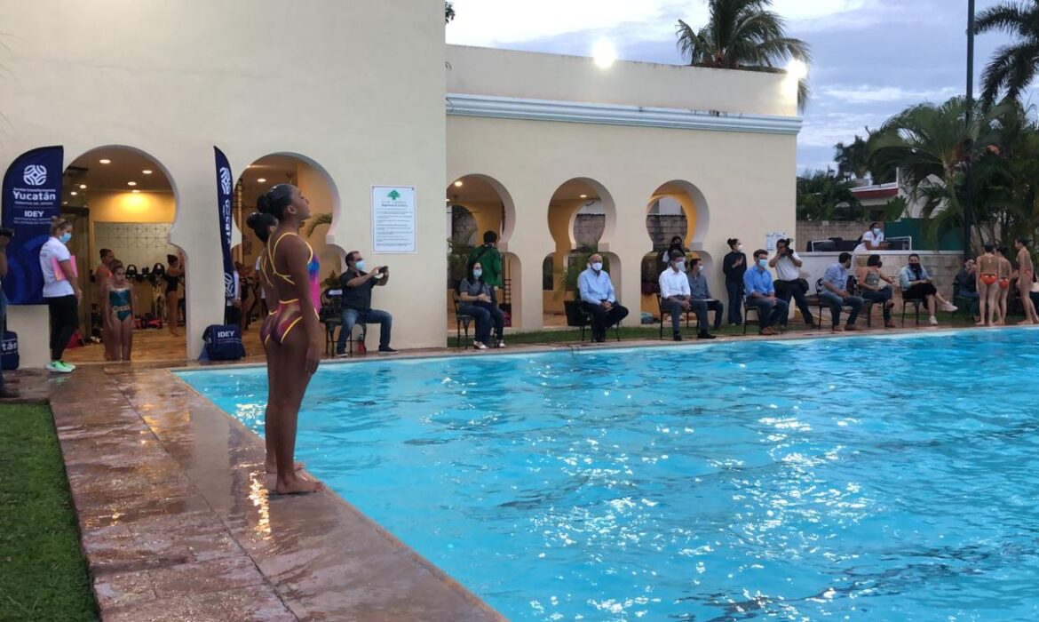 Natación artística en el Club Libanés de Mérida - El Cronista Yucatán