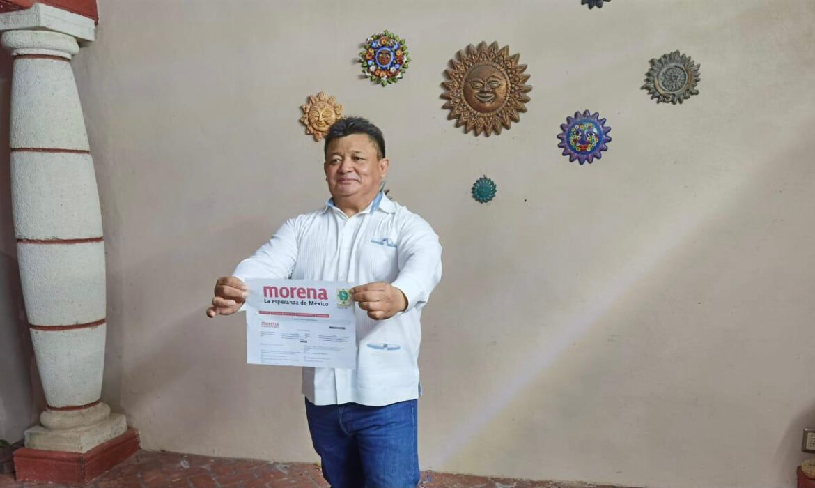 Ismael Peraza «Echaniz» se inscribe como precandidato de Morena por Mérida