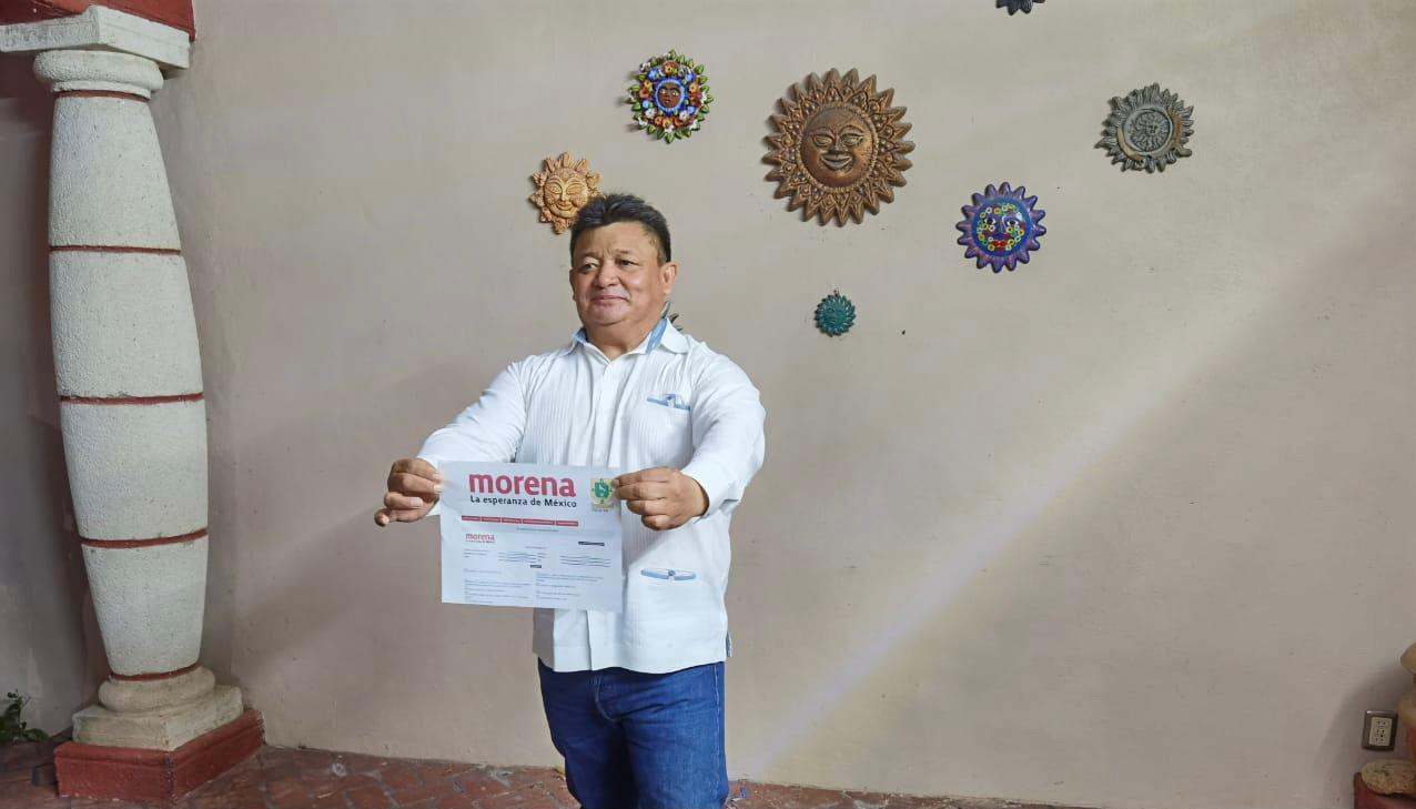 Ismael Peraza «Echaniz» se inscribe como precandidato de Morena por Mérida