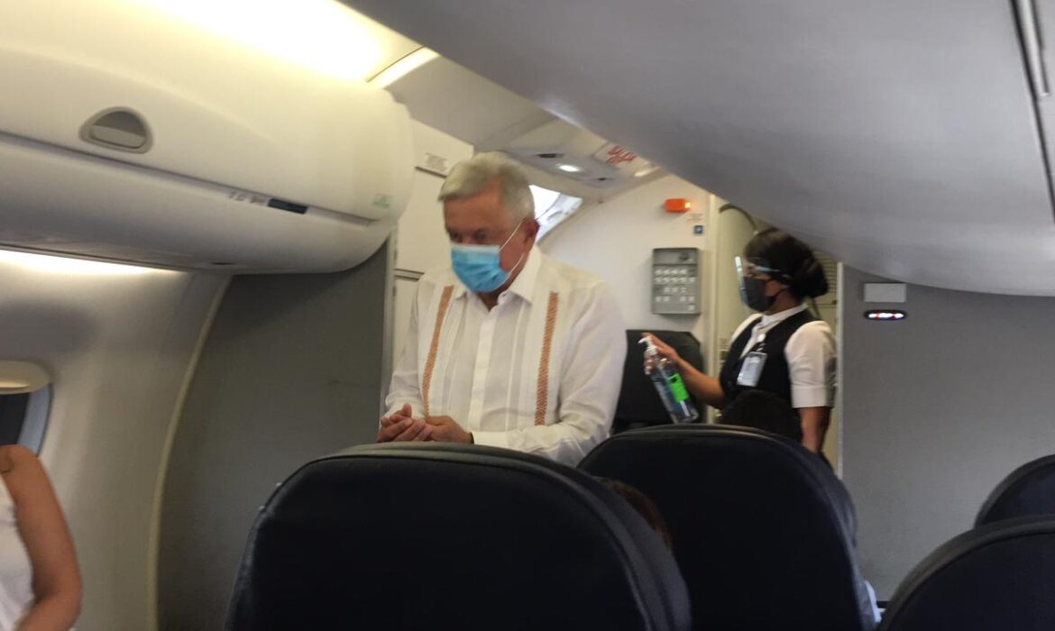 López Obrador utiliza aeropuerto de Mérida para ir a Champotón. Sale por la puerta trasera