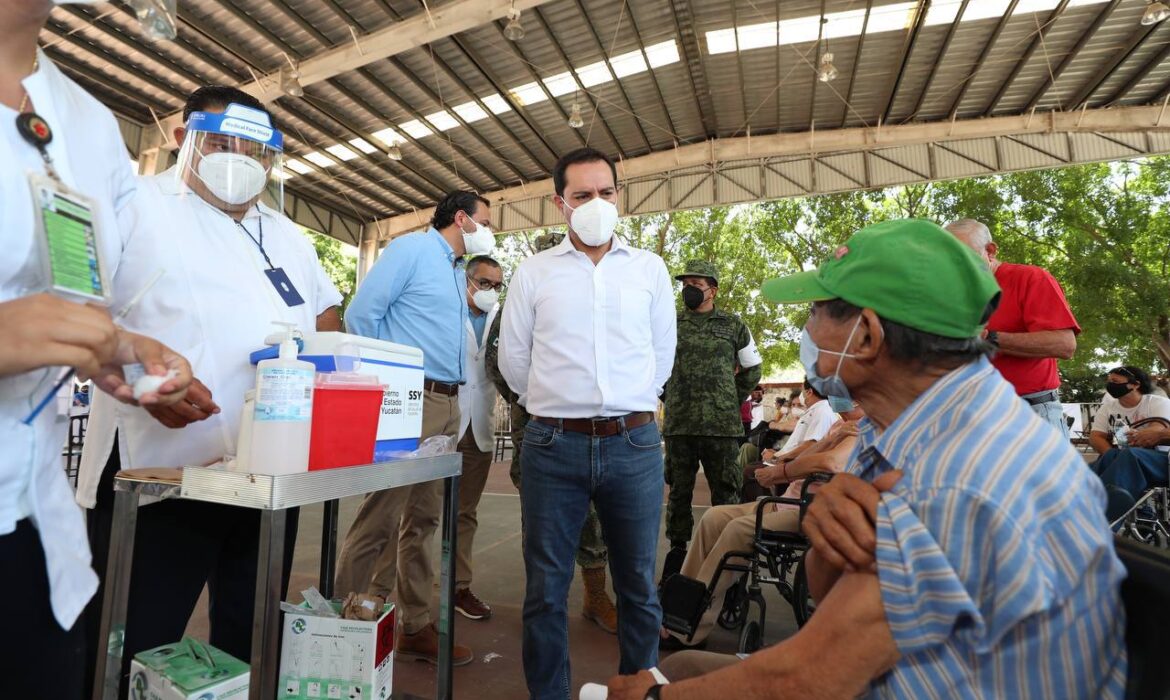 Cumplimos la meta de vacunación contra el Covid-19 del primer día en Mérida: Vila Dosal