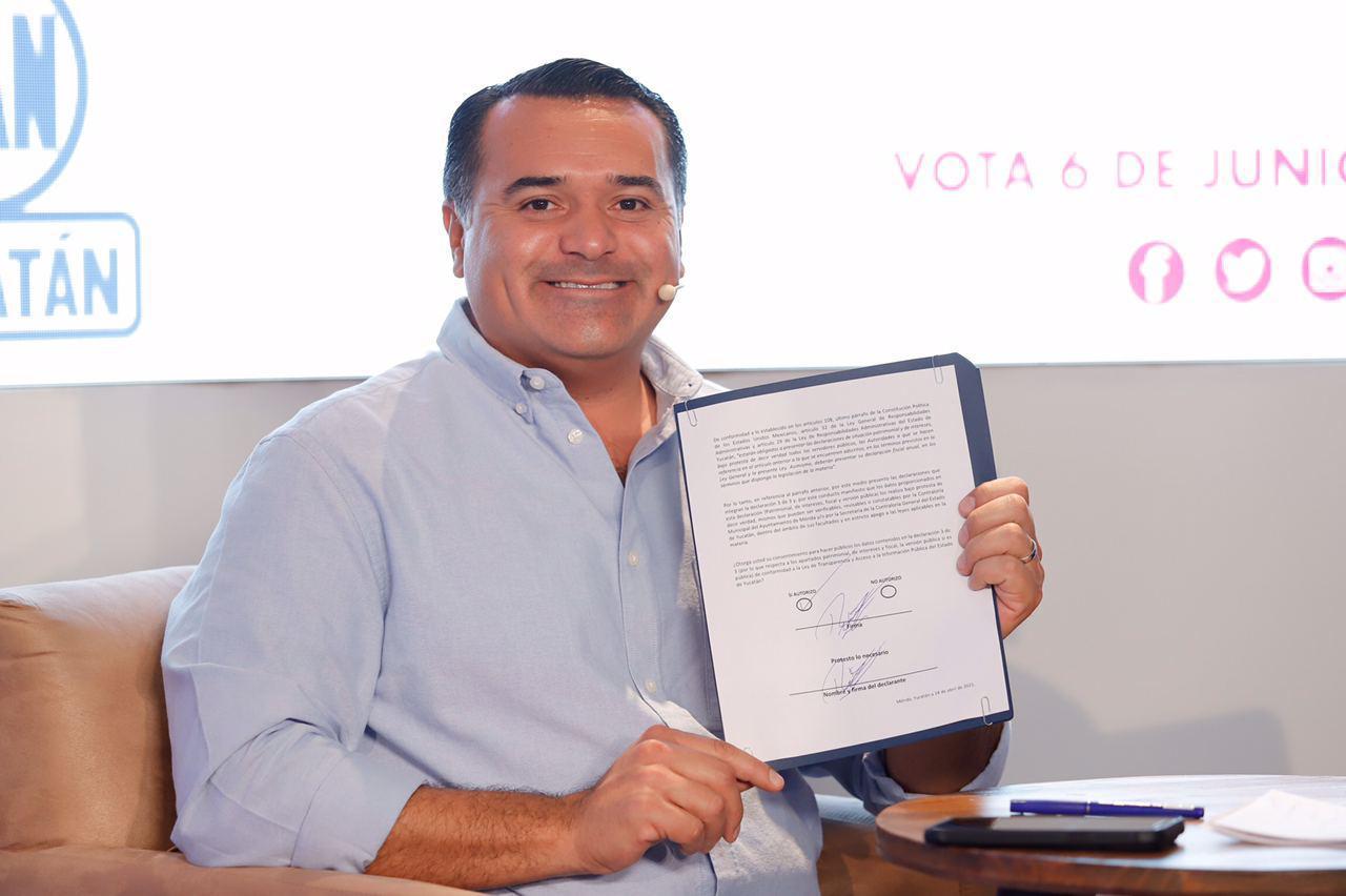 Renán Barrera firma su declaración 3 de 3 para hacerla pública