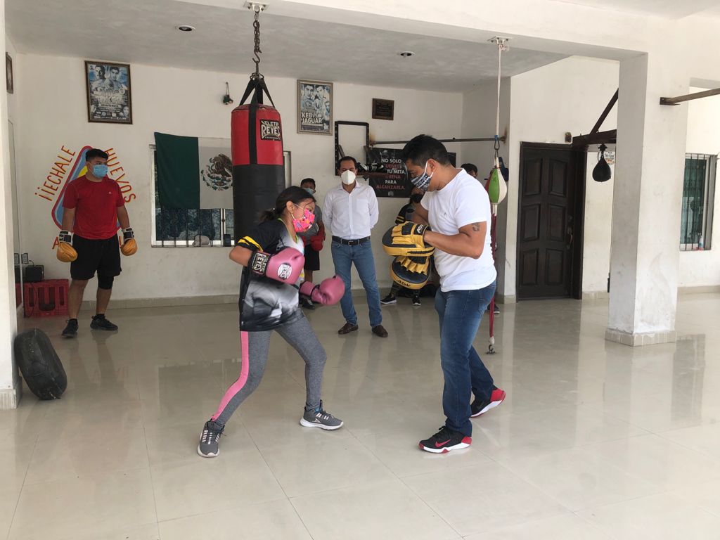 «¿Y quién pelea contigo? Yo no», dice Vila Dosal a pequeñita boxeadora