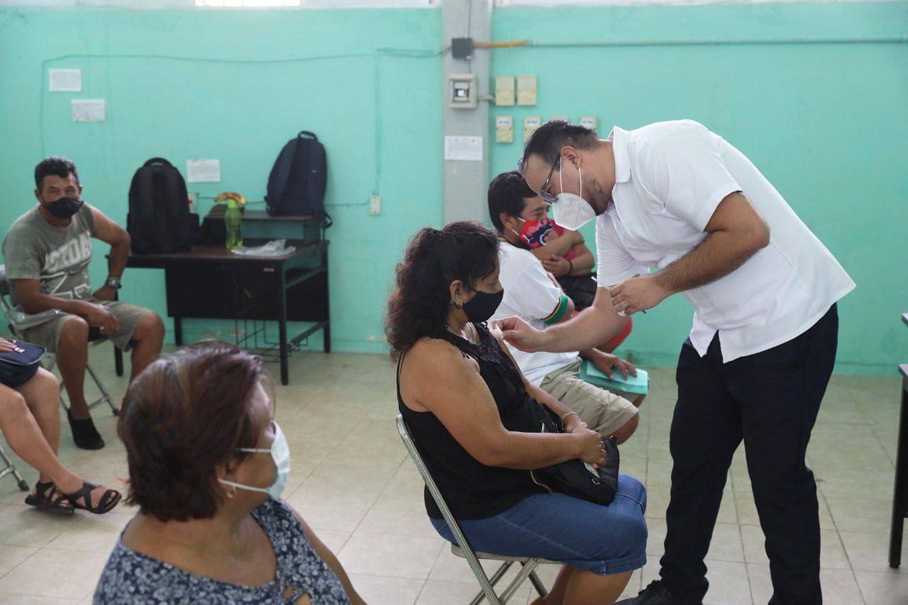 Vacunan a rezagados de 40 a 49 años hoy en Kukulcán