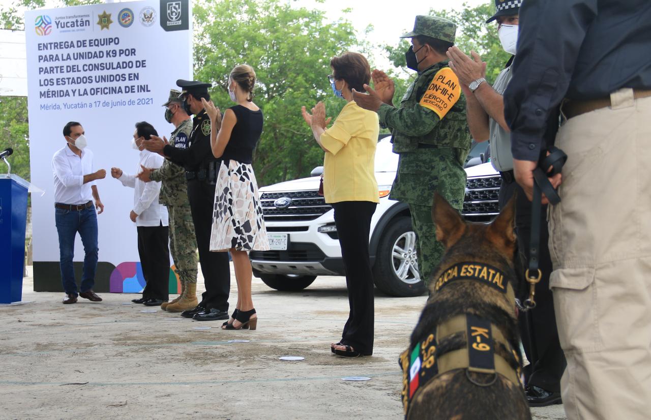EE.UU. dona canes y equipos para detección de drogas, armas y dólares