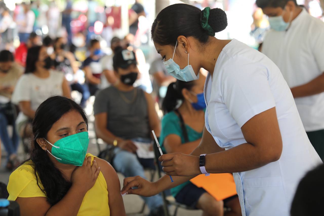 Vacunan a jóvenes de 18 a 29 años en Kanasín y Tizimín