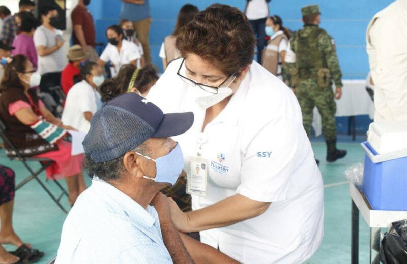 Adultos mayores de Yucatán comienzan a recibir dosis de refuerzo