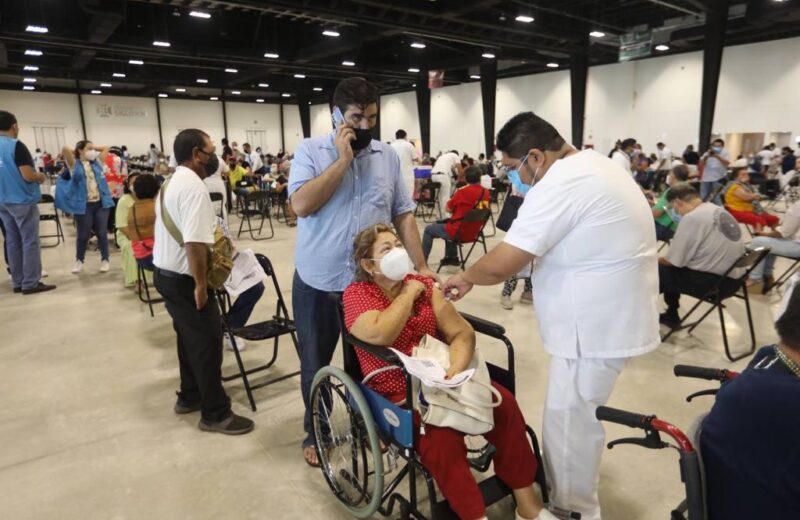 Dosis de refuerzo para adultos mayores dio inicio en Mérida