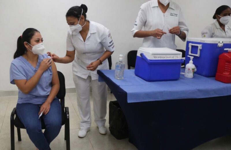 Personal de salud de primera y segunda fila de atención Covid recibirán vacuna de refuerzo