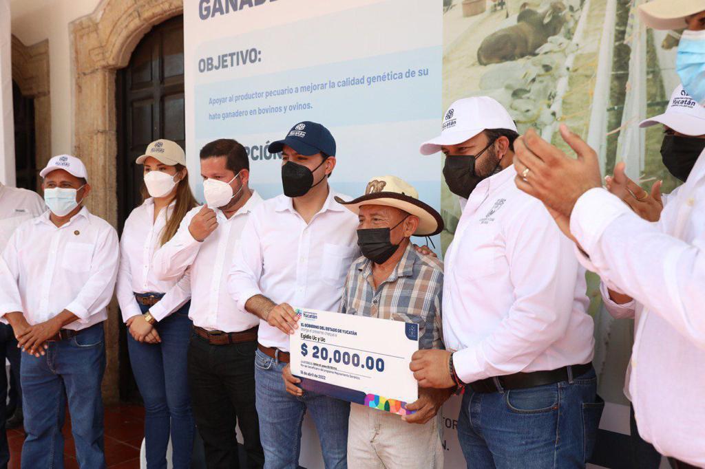 Vila Dosal entrega apoyos a ganaderos y de vivienda social en Izamal