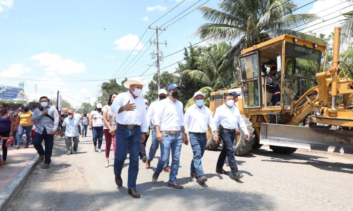 El Gobernador entrega obras y ayudas sociales en Tizimín