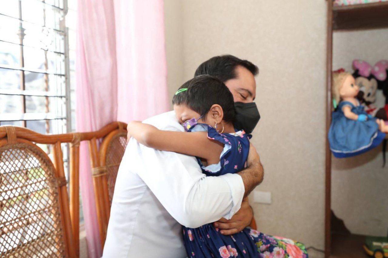 Pacientes con cáncer reciben apoyo de manos de Vila Dosal