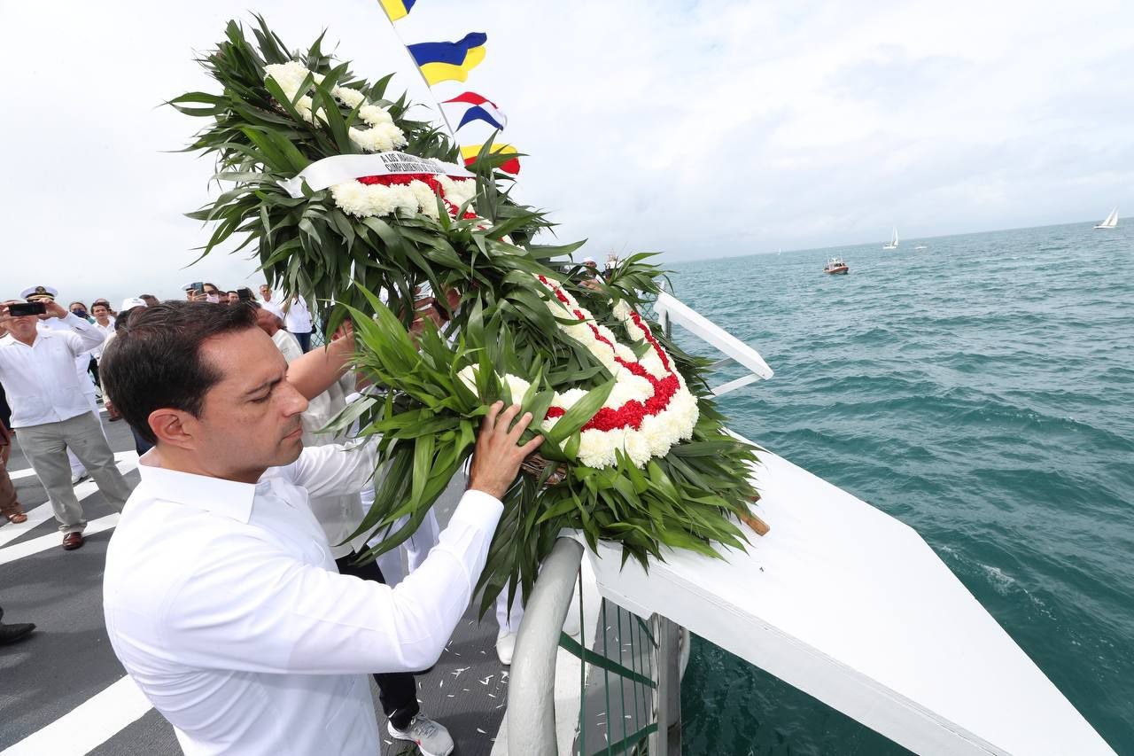 Ofrenda floral y reconocimientos en el Día de la Marina Nacional