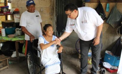 Mario Peraza entrega apoyos en Timucuy