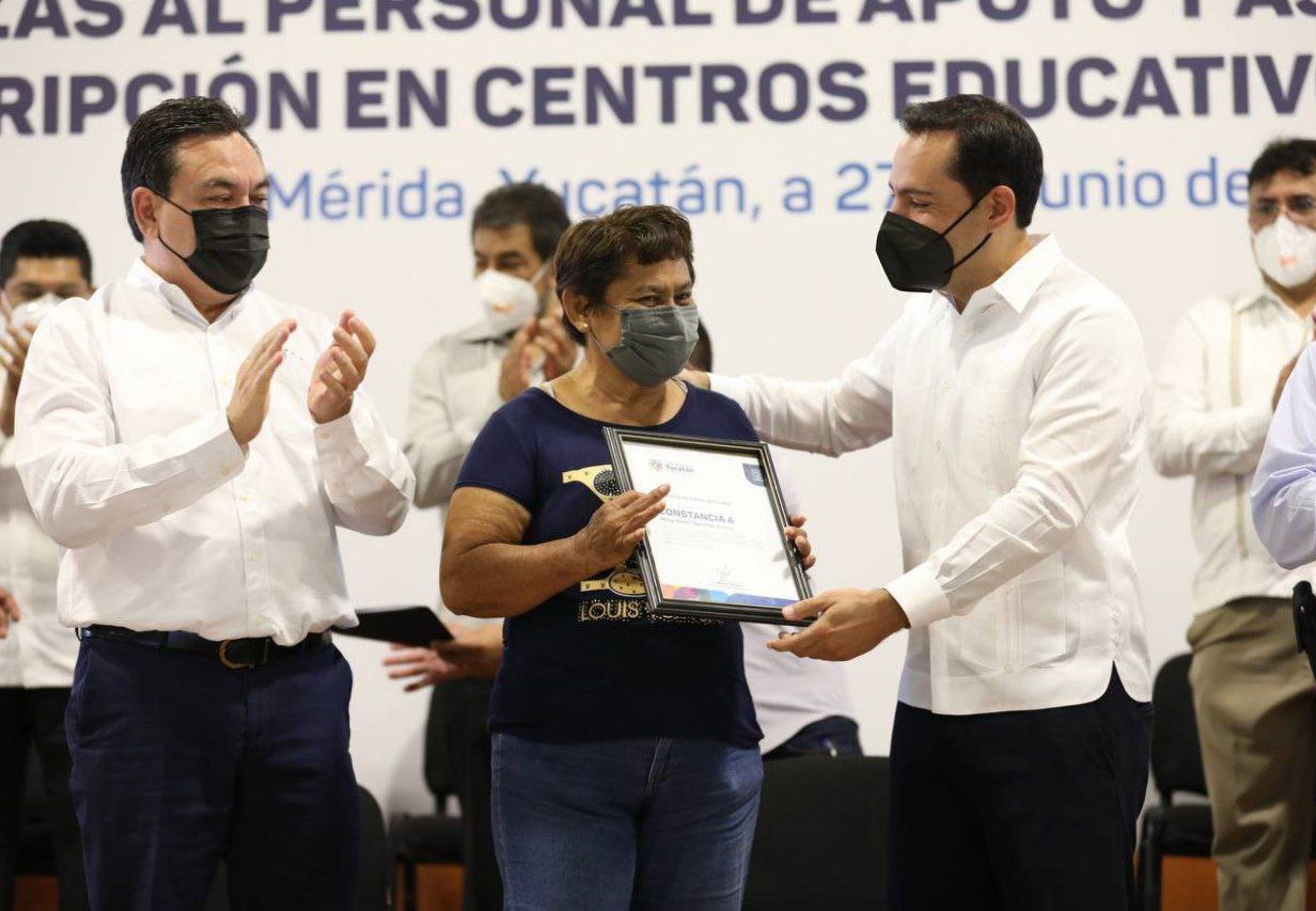 Dan 399 plazas a personal de apoyo a la educación en Yucatán