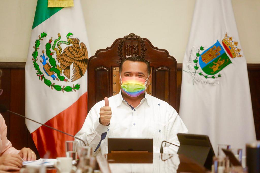 Con cubrebocas de la bandera pride, Renán Barrera se suma al Día del Orgullo LGBT+
