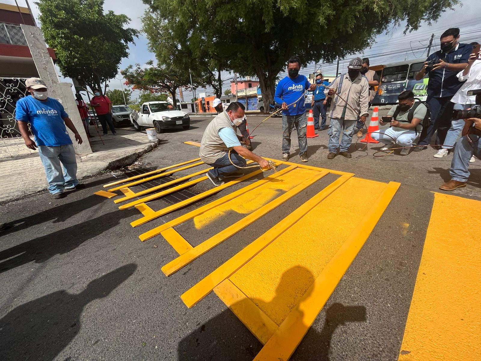 «Soy Barrera por Tixkokob», suelta Renán a vecinos de Pacabtún en la entrega de una calle repavimentada
