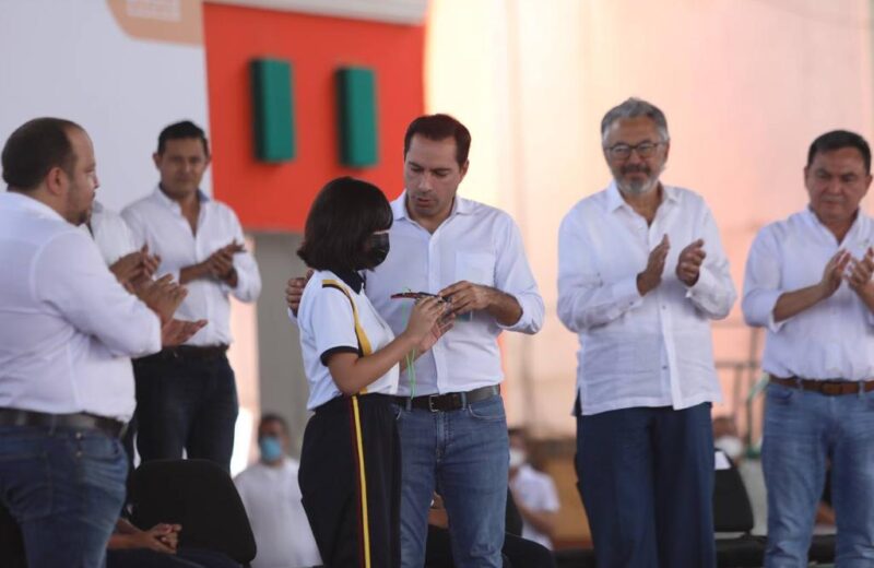 «Ahora sí, aprovecharemos la escuela», dice Frida Ávila luego de recibir sus anteojos de manos del Gobernador Vila