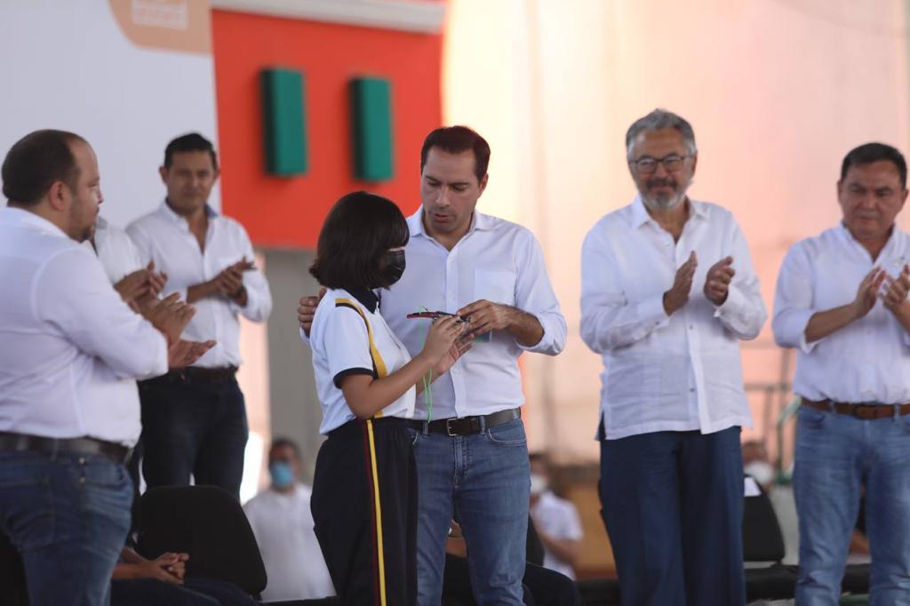 «Ahora sí, aprovecharemos la escuela», dice Frida Ávila luego de recibir sus anteojos de manos del Gobernador Vila