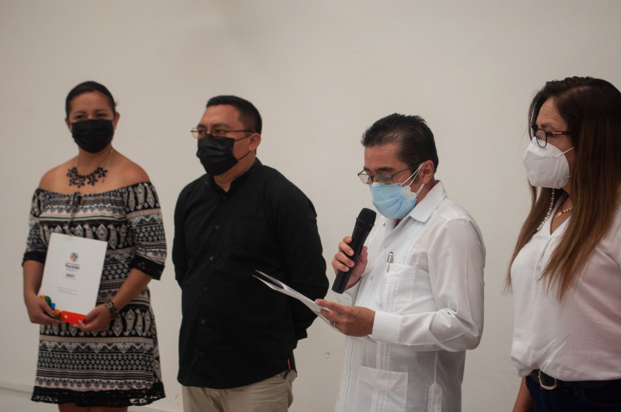 Martín Augusto Alcocer gana concurso de ensayo sobre docentes en la pandemia