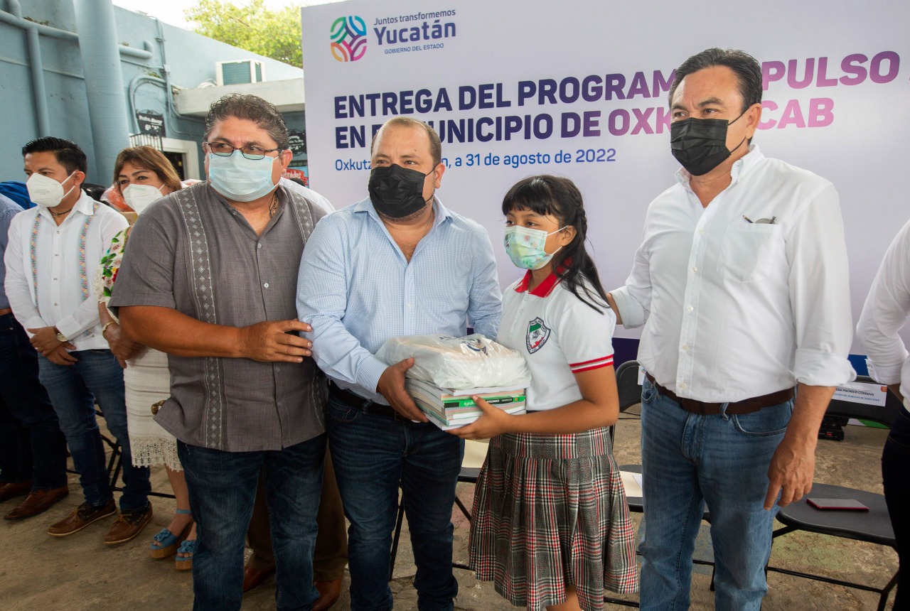 Oxkutzcab recibe sus paquetes escolares y Liborio Vidal destaca la vocación del magisterio en ese municipio