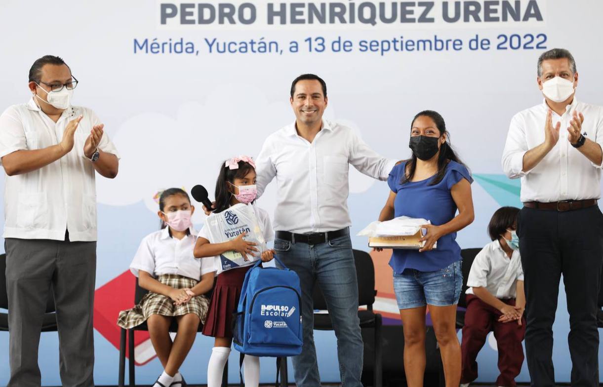 Vila Dosal continúa con la entrega de apoyos de Impulso Escolar en Mérida