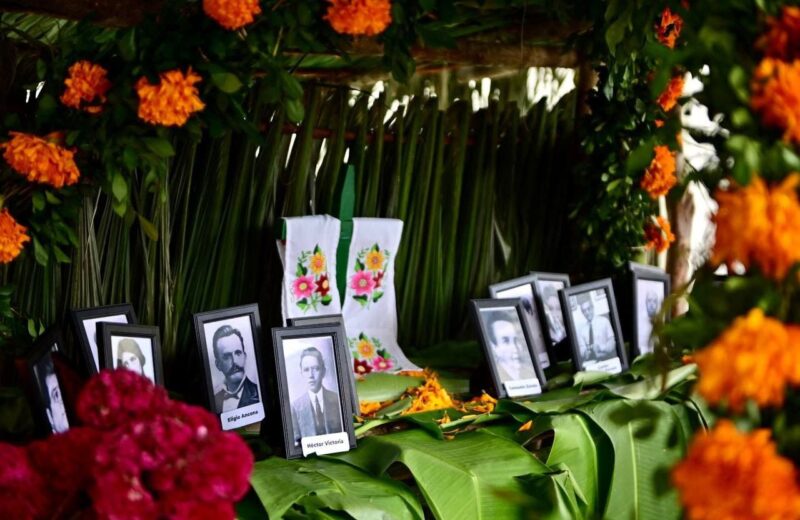 Las y los legisladores yucatecos instalan su ofrenda a las y los muertos