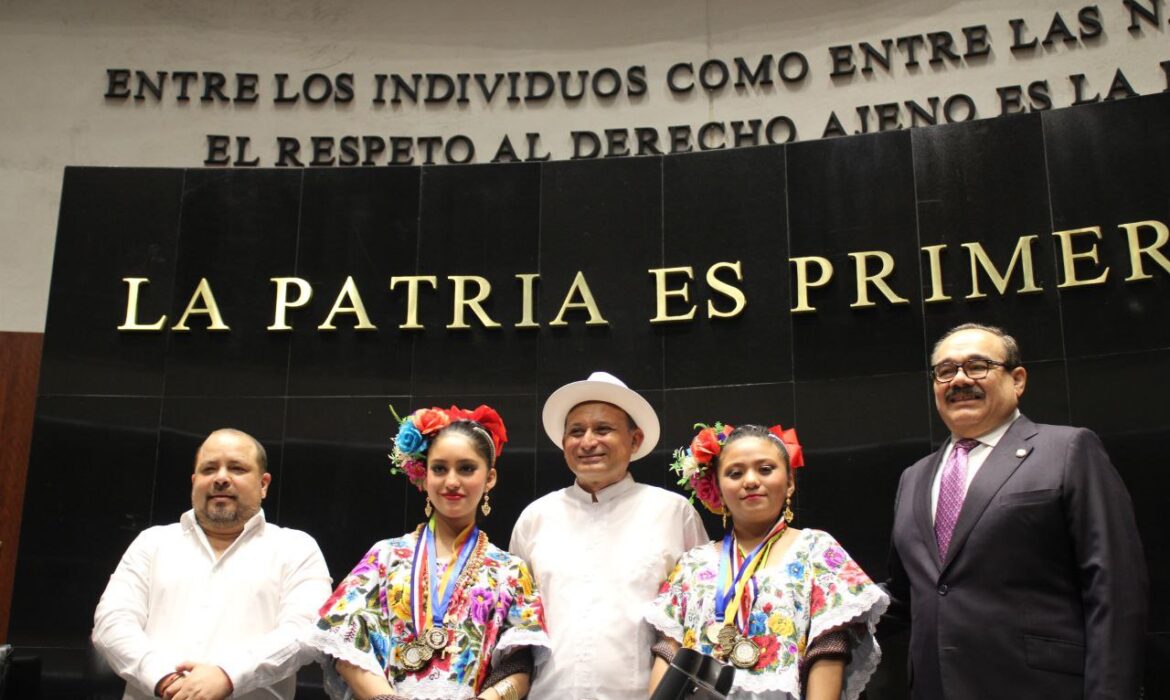 Niñas de Oxkutzcab reciben reconocimiento en el Senado de la República