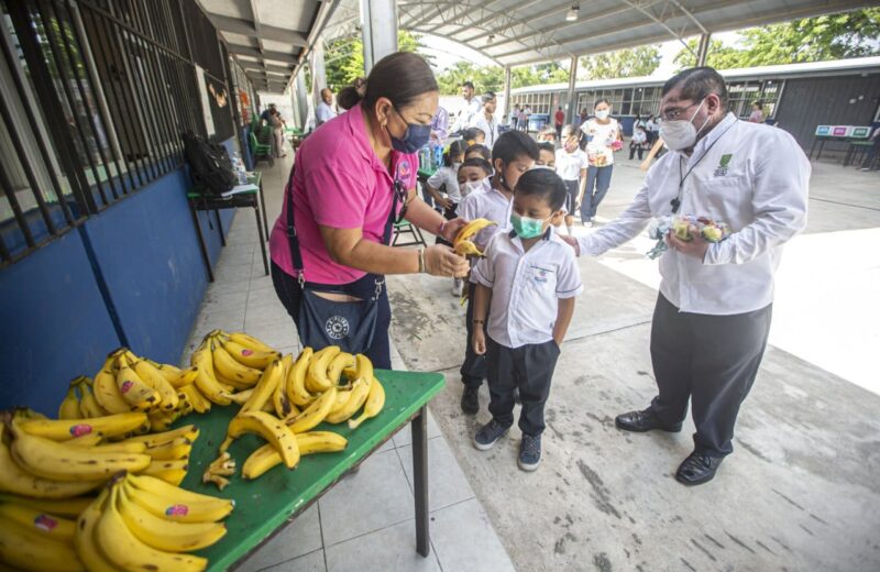 Niñas y niños de primaria conmemoran el Día Mundial de la Alimentación en Caucel