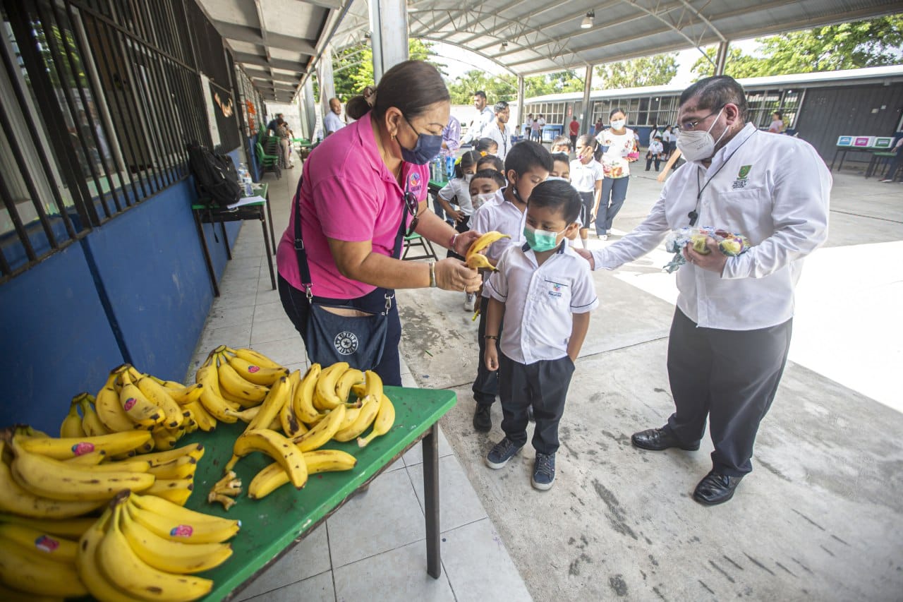 Niñas y niños de primaria conmemoran el Día Mundial de la Alimentación en Caucel