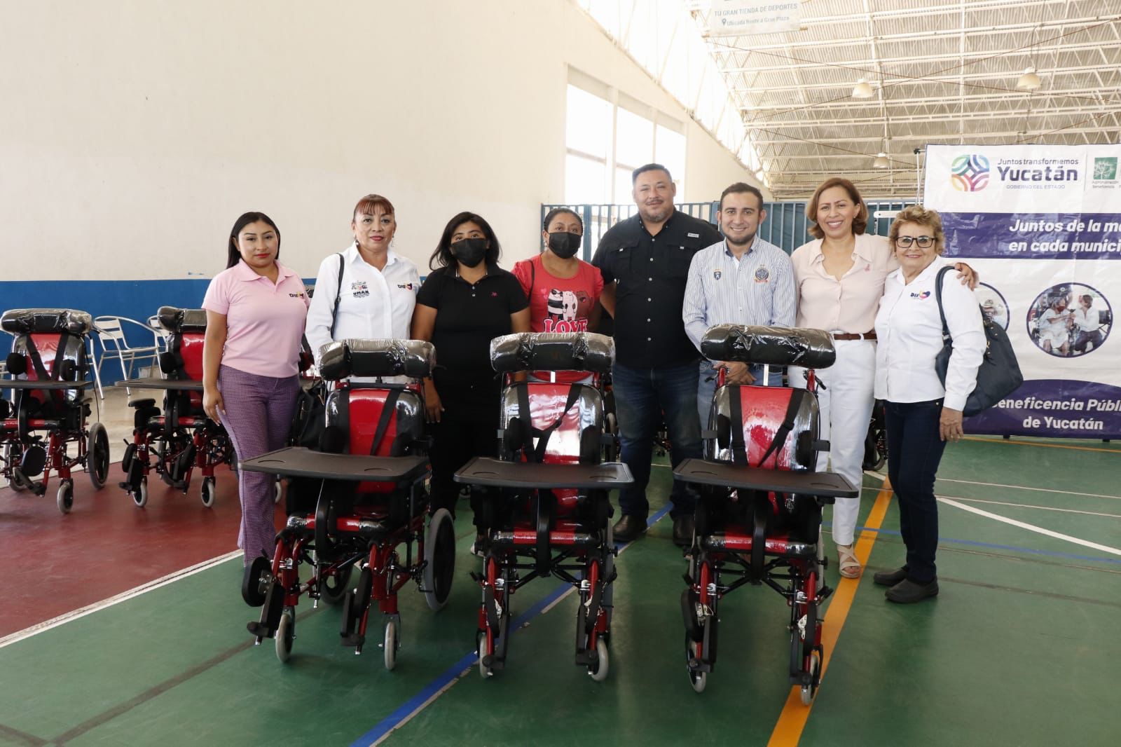 Entregan sillas de ruedas en Umán para niños con parálisis cerebral