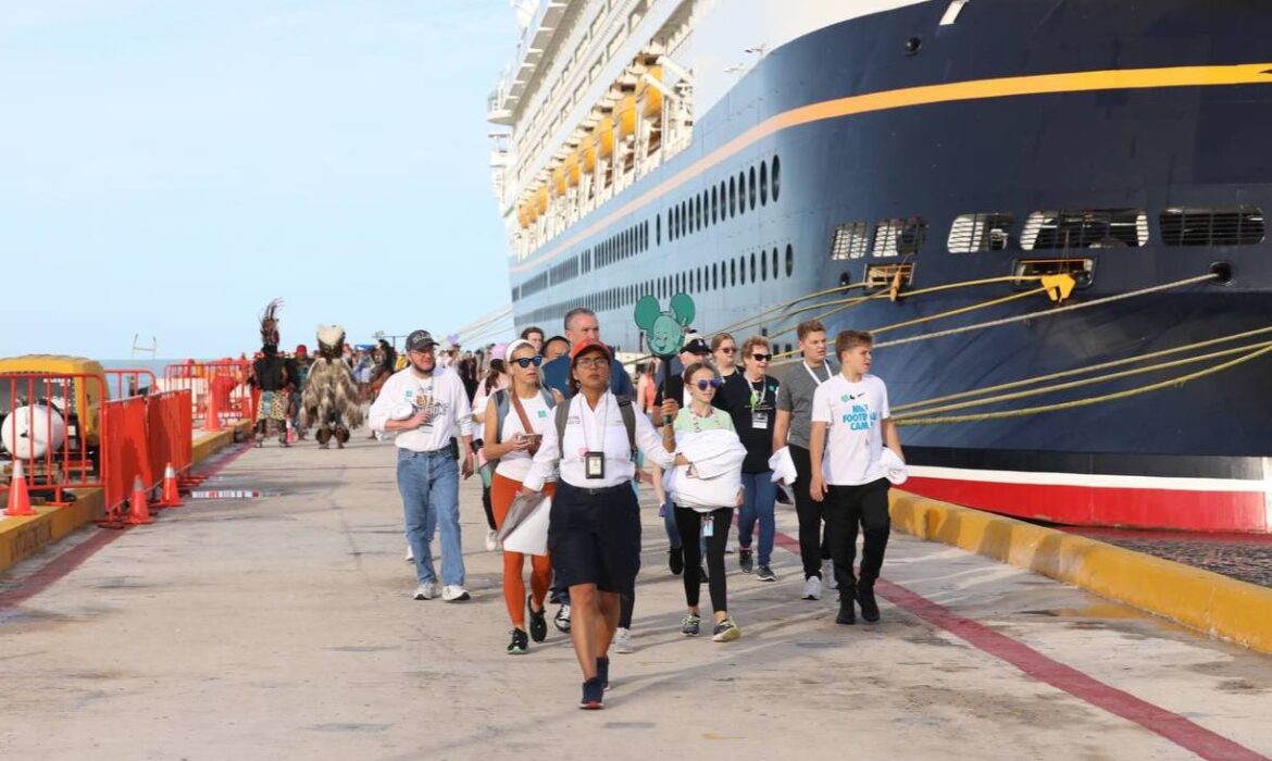 Atraca el crucero Disney Magic con más de 3,500 personas a bordo, disfrutan del Mundial y de los atractivos yucatecos
