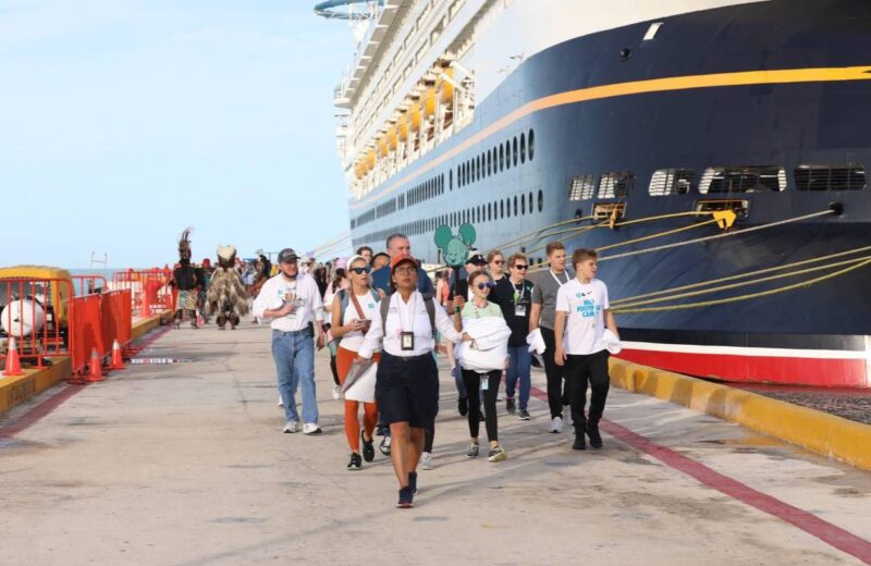 Atraca el crucero Disney Magic con más de 3,500 personas a bordo, disfrutan del Mundial y de los atractivos yucatecos