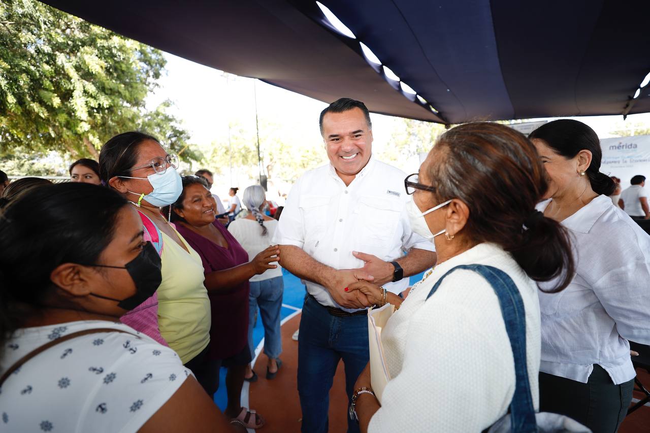 Renán Barrera entrega apoyos para impulsar economía de las y los meridanos