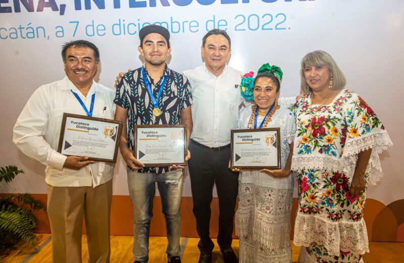 Liborio Vidal entrega reconocimientos a quienes impulsan la educación indígena en Yucatán