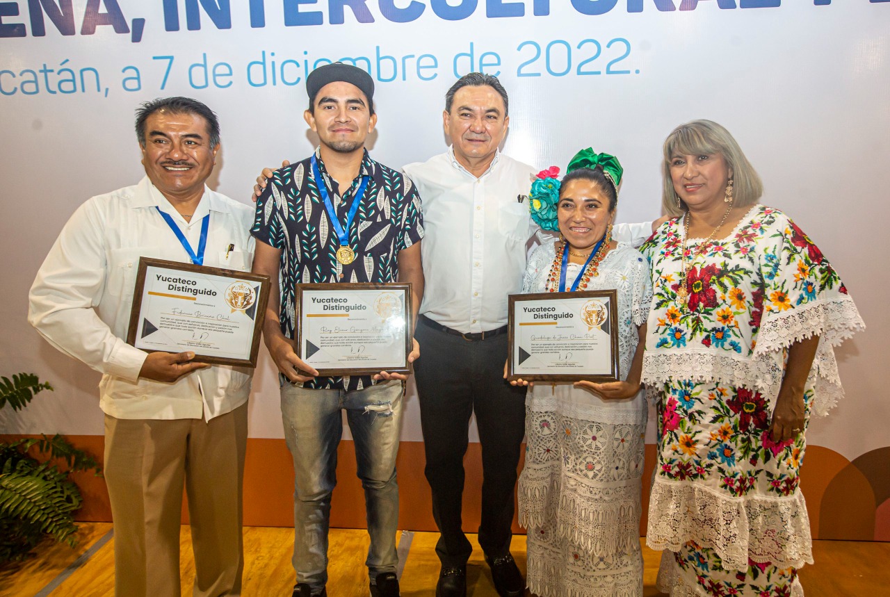 Liborio Vidal entrega reconocimientos a quienes impulsan la educación indígena en Yucatán