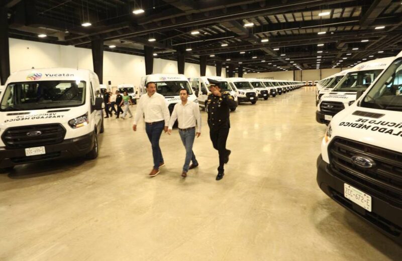 Gobernador entrega vehículos de traslado médico a municipios yucatecos