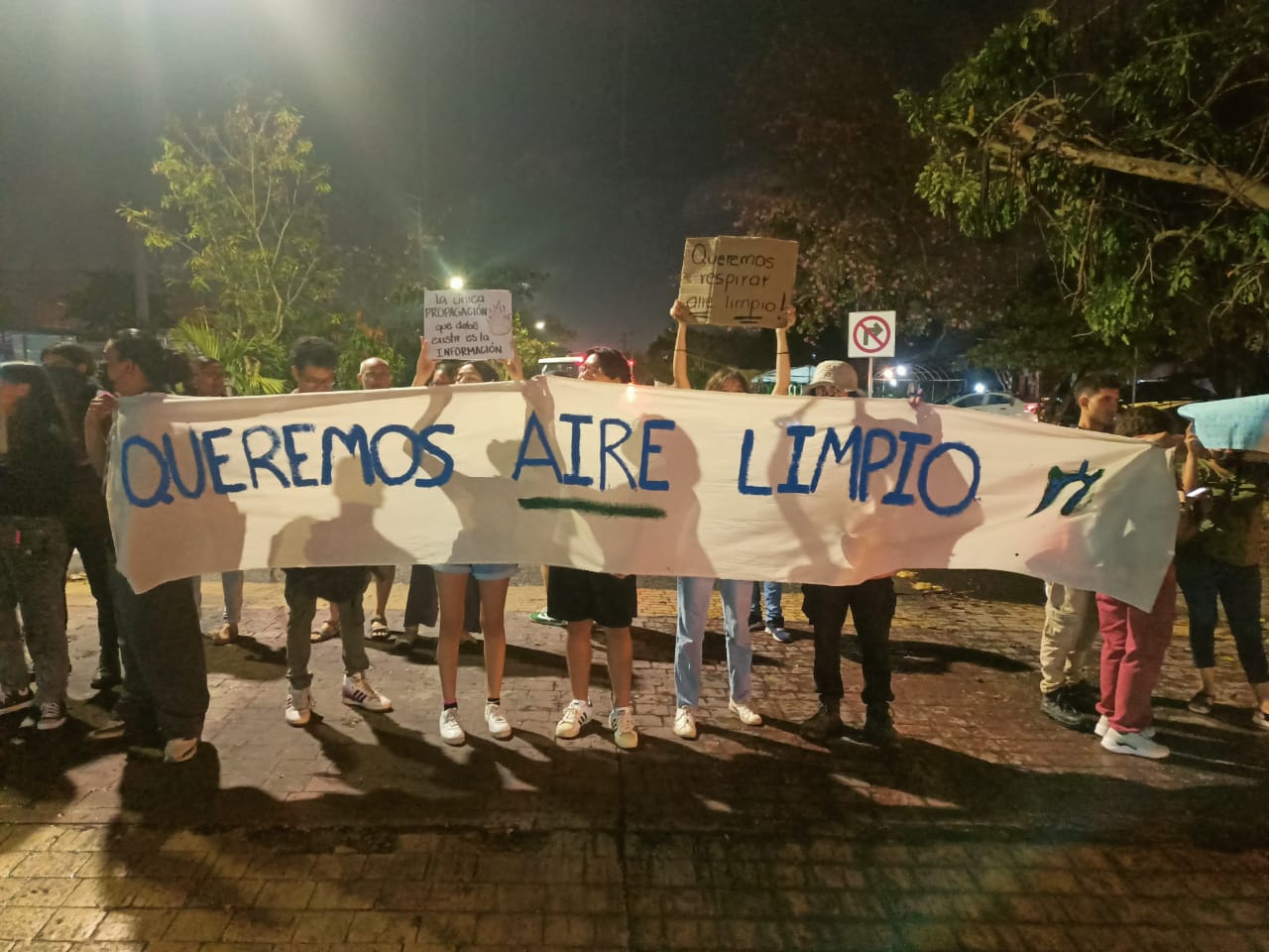 Cierran la Avenida Canek en protesta por el incendio del relleno sanitario de Mérida