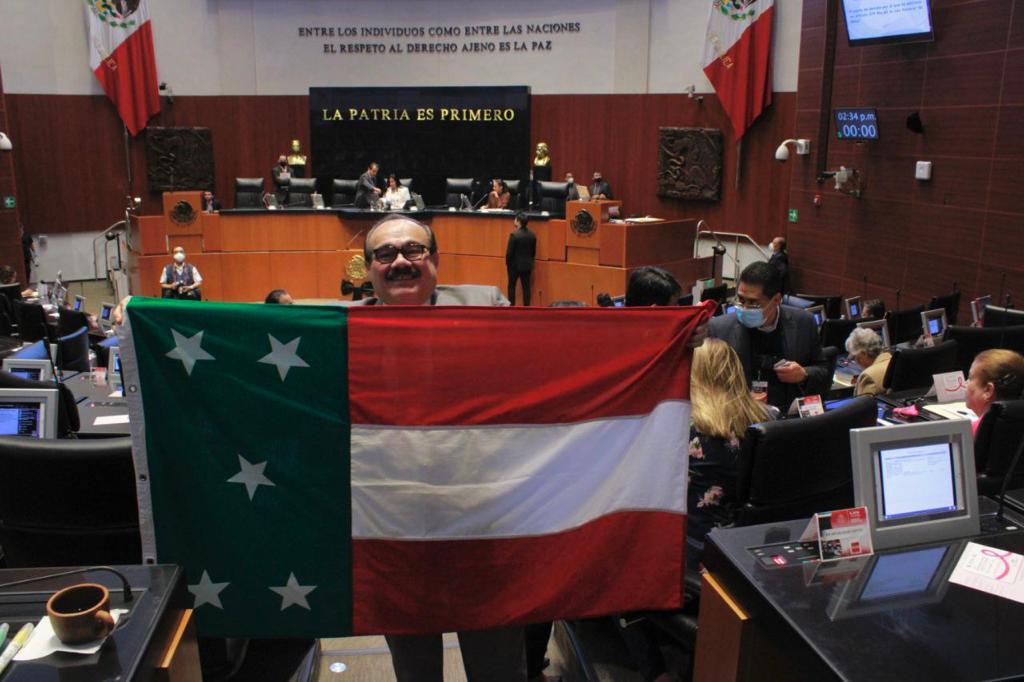 El Gordito Marín feliz con la bandera yucateca oficial