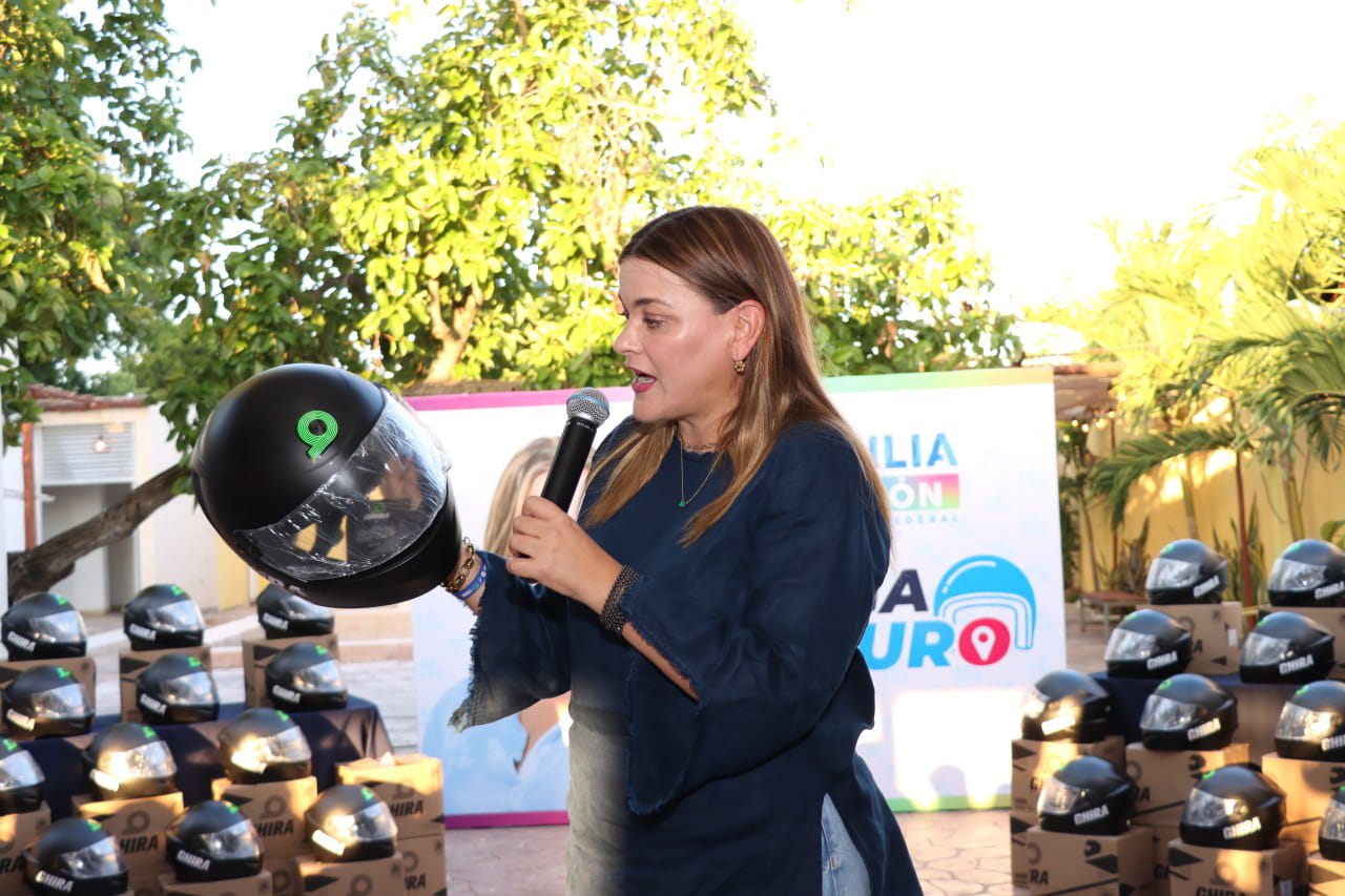 «Llega Seguro», programa de Cecilia Patrón para dotar de cascos a motociclistas