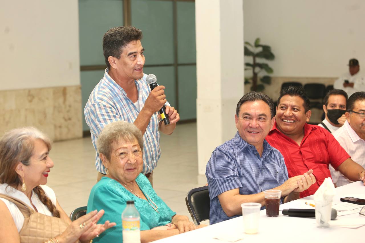 Liborio se reúne con dirigentes de mercados de Mérida