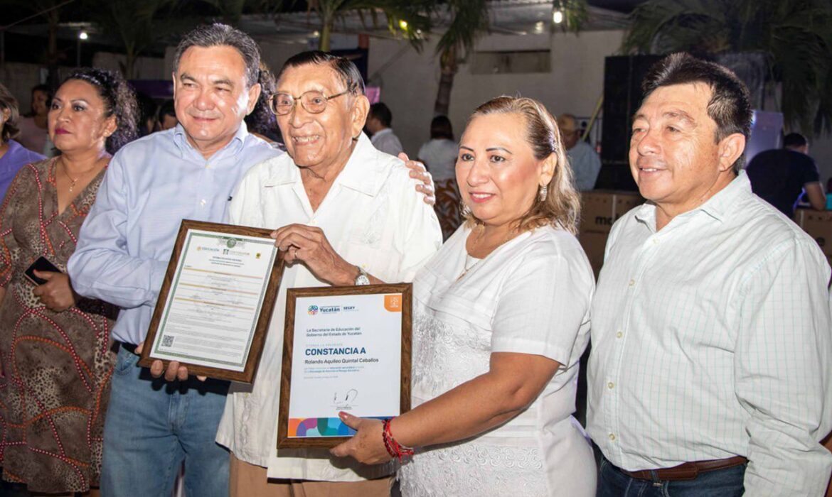 A sus 95 años, Rolando Quintal termina su secundaria