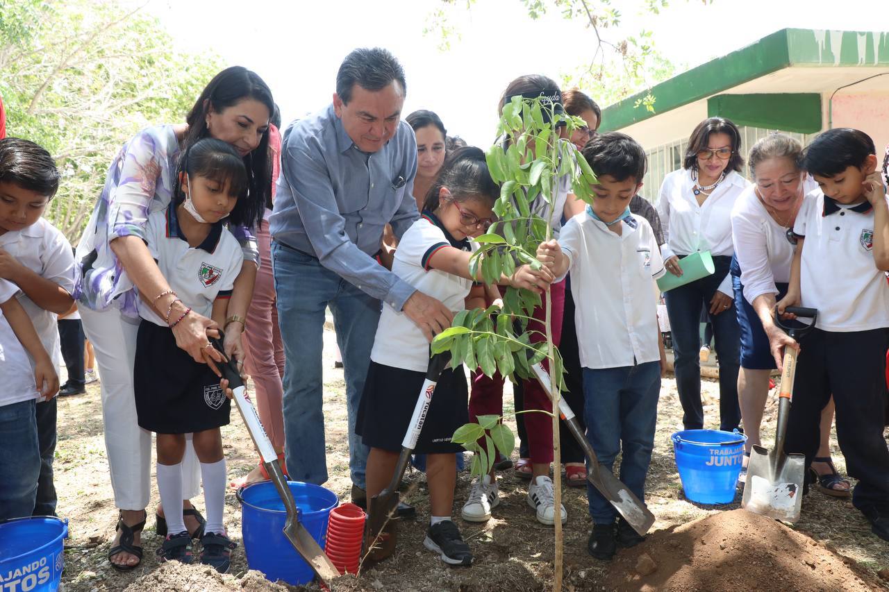 «Un niño, un árbol» inicia en Mérida