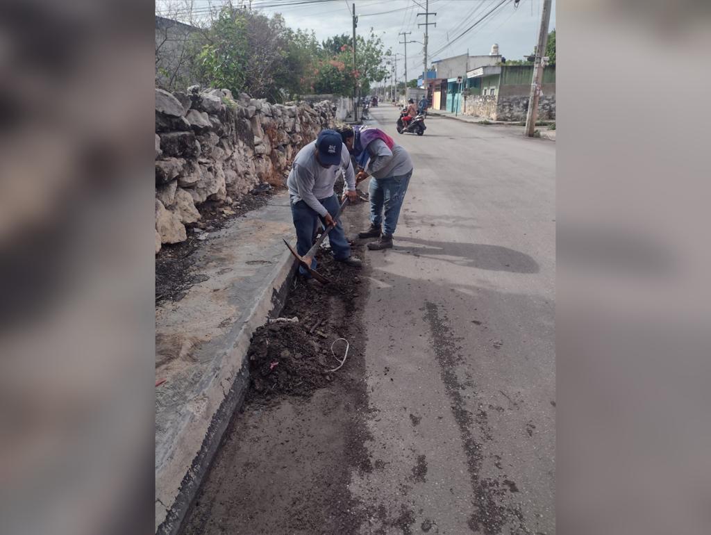Limpieza de cunetas y calles en Umán ante la temporada de lluvias