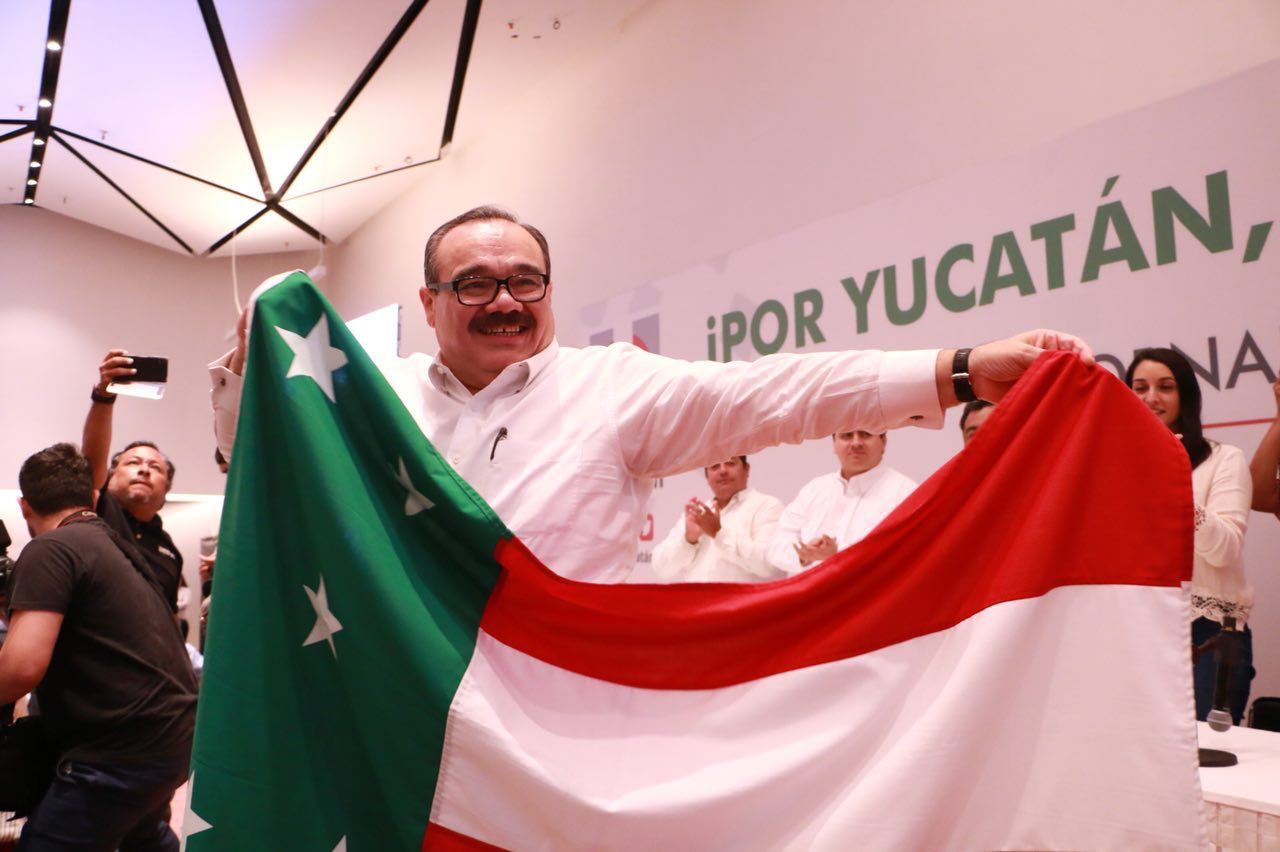 Ramírez Marín gratamente sorprendido por izamiento oficial de bandera yucateca