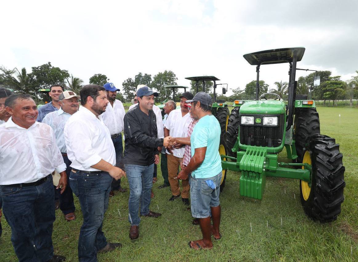 Vila Dosal entrega apoyos para el campo y la ganadería en Tizimín